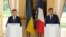 Президенти Володимир Зеленський та Еммануель Макрон на пресконференції після переговорів у Парижі 17 червня 2019 р.
