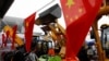 Bendera China terlihat di depan kendaraan konstruksi selama China Import and Export Fair, juga dikenal sebagai Canton Fair, di selatan kota Guangzhou, China 16 April 2018. (Foto: REUTERS/Tyrone Siu)