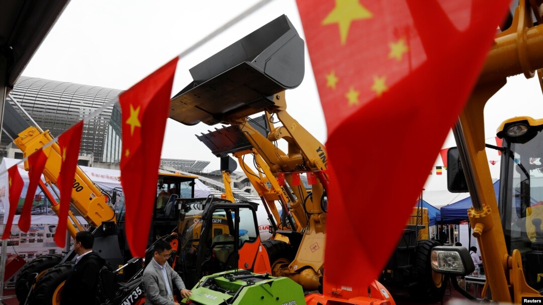Bendera China terlihat di depan kendaraan konstruksi selama China Import and Export Fair, juga dikenal sebagai Canton Fair, di selatan kota Guangzhou, China 16 April 2018. (Foto: REUTERS/Tyrone Siu)