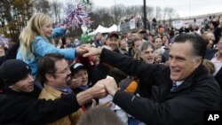 Mitt Romney menyapa pendukungnya di New Hampshire. (Foto: AP/Charles Darapak)