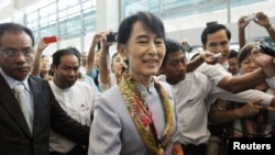ທ່ານນາງ Aung San Suu Kyi ທີ່ສະໜາມບິນສາກົນຂອງນະຄອນຢ່າງກຸ້ງ ຂະນະທີ່ກໍາລັງຈະອອກເດີນທາງ ໄປຢ້ຽມຢາມຢູໂຣບ, ວັນທີ 13 ມີຖຸນາ 2012.