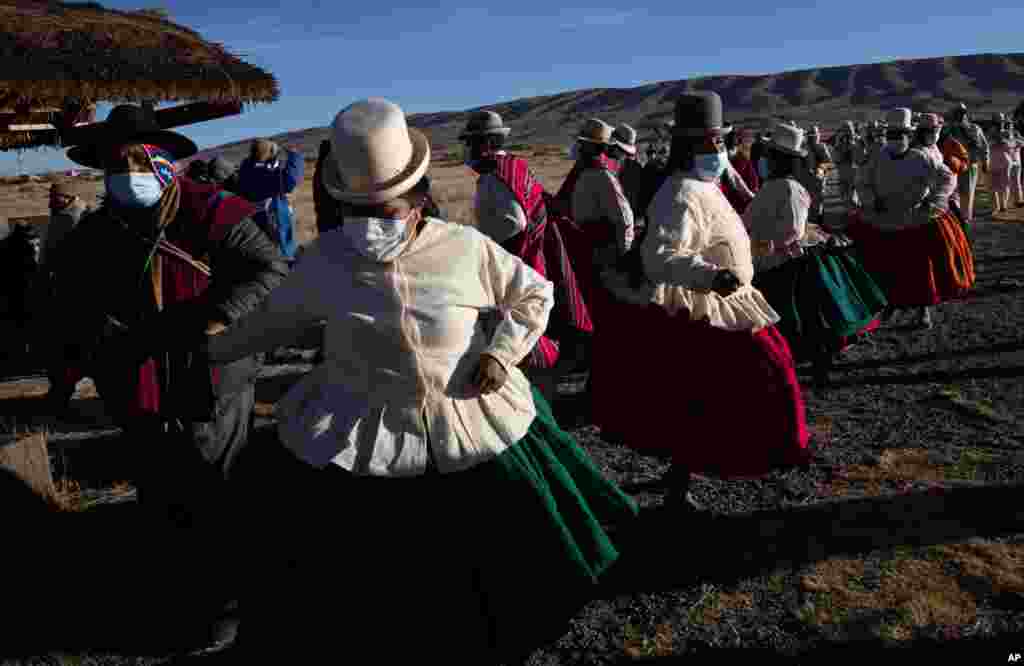 볼리비아 의 고대도시 티와나쿠에서 아이마라족 원주민들이 안데스 새해를 기념하는 춤을 추고 있다.
