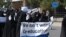 Mujeres cubiertas de la cabeza a los pies marchan por las calles de Kabul, Afganistán, el 11 de septiembre de 2021 en apoyo a las medidas del Talibán de no permitir la educación mixta.