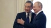 资料照片: 2023年9月20日俄罗斯总统普京(右)与中国外交部长王毅在俄罗斯圣彼得堡君士坦丁宫会面