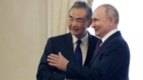 资料照片: 2023年9月20日俄罗斯总统普京(右)与中国外交部长王毅在俄罗斯圣彼得堡君士坦丁宫会面