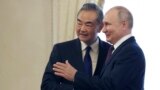 ولادیمیر پوتین، رییس جمهور روسیه و وانگ یی، وزیر خارجۀ چین 