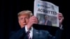 Le président Donald Trump exhibe la une du quotidien USA Today, avec en titre "ACQUITTÉ", le 6 février 2020 à Washington.