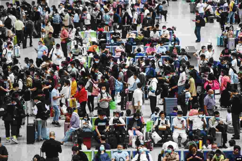 Passengers wait for their trains at Hangzhou East train station, in China&#39;s eastern Zhejiang province a day before an eight-day national holiday marking China&#39;s National Day and the Mid-Autumn Festival.