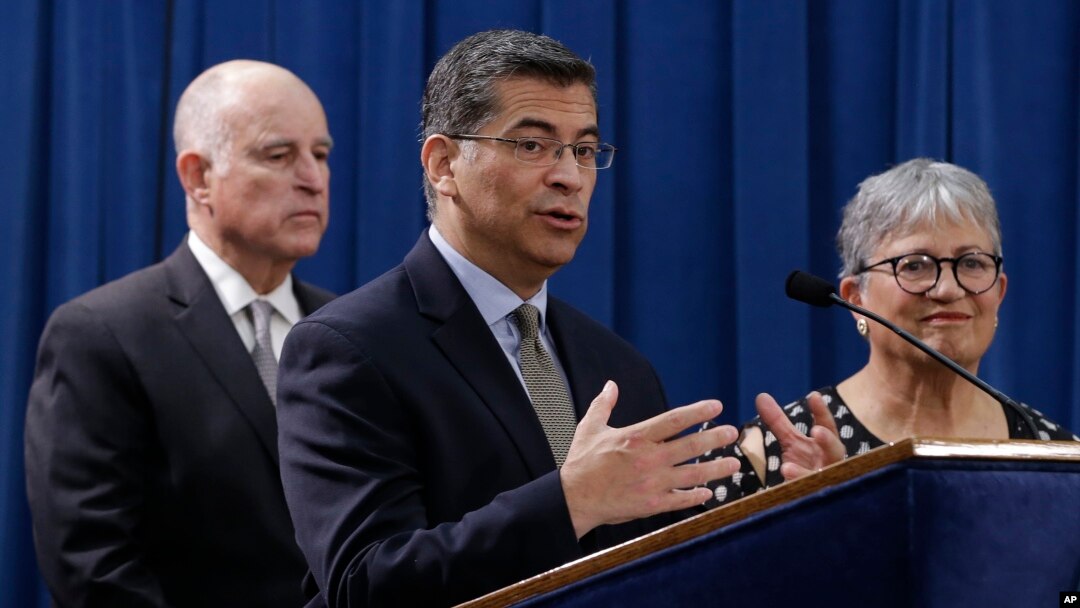 Jaksa Agung California Xavier Becerra, didampingi oleh Gubernur Jerry Brown dan Ketua Dewan Sumber Daya Udara Mary Nichols, membahas gugatan oleh 17 negara bagian dan Washington DC terhadap rencana pemerintah AS untuk menghapus standar emisi kendaraan dalam konferensi pers, 1 Mei 2018, di Sacramento, California. 