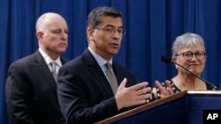 Jaksa Agung California Xavier Becerra, didampingi oleh Gubernur Jerry Brown dan Ketua Dewan Sumber Daya Udara Mary Nichols, membahas gugatan oleh 17 negara bagian dan Washington DC terhadap rencana pemerintah AS untuk menghapus standar emisi kendaraan dalam konferensi pers, 1 Mei 2018, di Sacramento, California. 