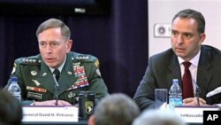 Gen. David Petraeus û balyoz Mark Sedwill, nûnerê bilind yê sîvîl yê NATOyê li Afganîstanê li Londonê ji peyamhinêran re diaxifin. London, 15 Cotmeh 2010.