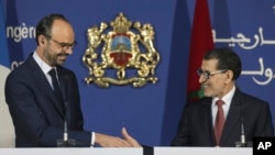 France's Prime Minister Edouard Philippe speaks (L) shakes hands with his Moroccan counterpart Saad-Eddine El Othmani (R) after a press conference in Rabat, Morocco, Nov. 16, 2017.
