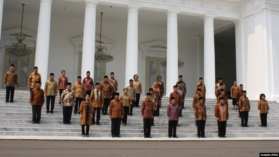 Presiden Joko Widodo dan Wapres Jusuf Kalla berfoto bersama 34 Menteri Kabinet Kerja di tangga Istana Merdeka Jakarta, 27 Oktober 2015 (Foto: VOA/Andylala)