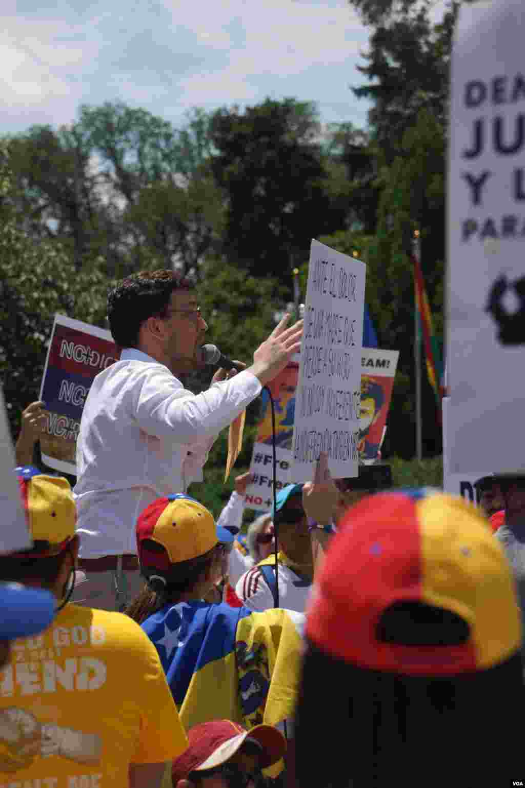 Manifestantes fuera de la sede de la OEA, en Washington, denuncian la represión del gobierno del presidente Nicolás Maduro. Foto: Enzo Favarato.