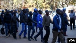 Twenty-two opposition activists facing charges of inciting violence and causing malicious damage at the ruling ZANU-PF party offices arrive at Harare Magistrates Court, Aug. 4, 2018, where they were asked to return to Monday for bail hearings. The court said it lacked adequate time to hear their applications. (C. Mavhunga/VOA)