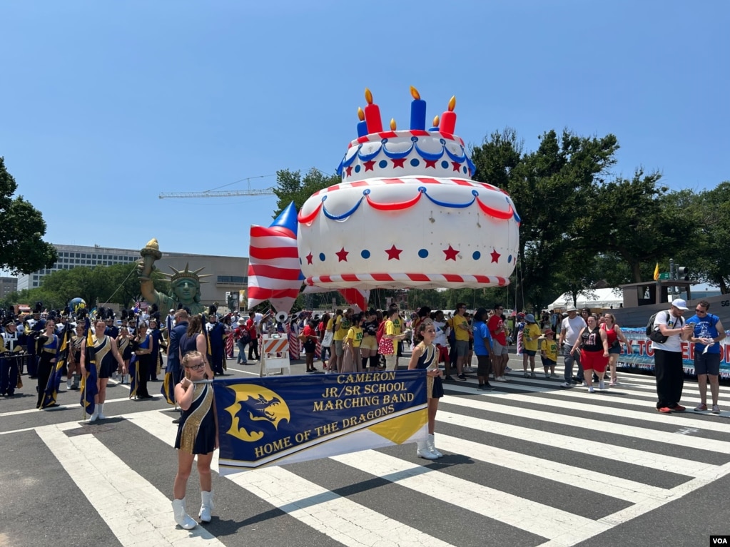 华盛顿独立日庆祝游行街头即景。(2025年7月4日)
