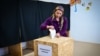 (ARCHIVO) Una mujer deposita su voto para las elecciones presidenciales en un colegio electoral en el pueblo de Galbinasi, Rumania, el 24 de noviembre de 2024. AFP