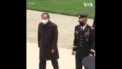 菅义伟在阿灵顿国家公墓向无名烈士墓献花圈