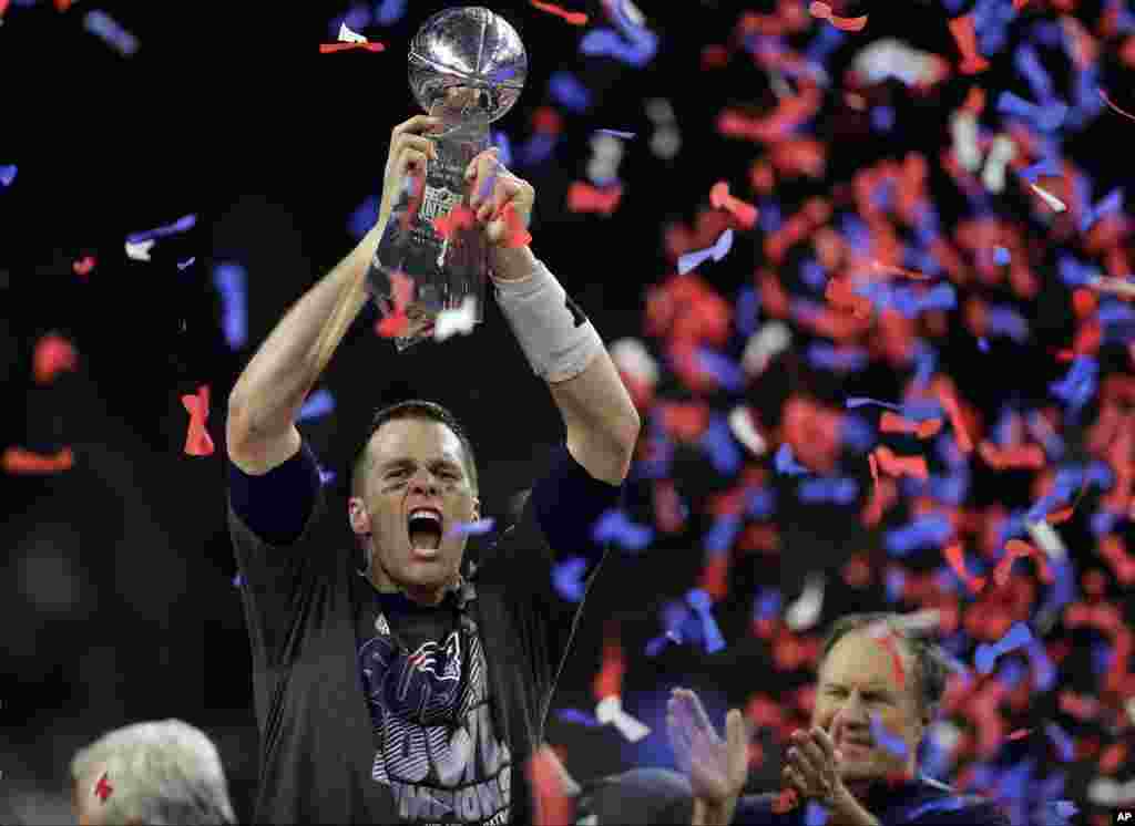 Tom Brady dari tim New England Patriots memegang piala NFL Super Bowl 51 yang berlangsung di Houston, Texas (5/2).