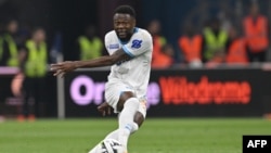 Défenseur to mokangi ya ba Léopards ya RDC #99 Chancel Mbemba abeti ndembo na match ya L1 ya club na ye Olypique de Marseille na FC Lorient, stade Vélodrome, Marseille, France, 12 sanza ya mitano 2024.(Photo by Nicolas TUCAT / AFP)