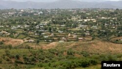 A general view of Moyale town in northeastern Kenya, some 800km (500 miles) from Nairobi, July 11, 2008. Moyale is a border town split between a larger Ethiopian area which lies in southern Ethiopia in Oromia Region and a smaller Kenyan area. The town is inhabited by the Borana Oromo and Garre Somali people. REUTERS/Antony Njuguna (KENYA) - RTX7UHB