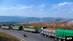 ရှမ်းပြည်မြောက်ပိုင်း လားရှိုး-မူဆယ်လမ်း ကုန်တင်ကားများ လမ်းပိတ်ဆို့ရပ်တန့်နေစဉ် (ဓာတ်ပုံ-Phyo MAUNG MAUNG / AFP)