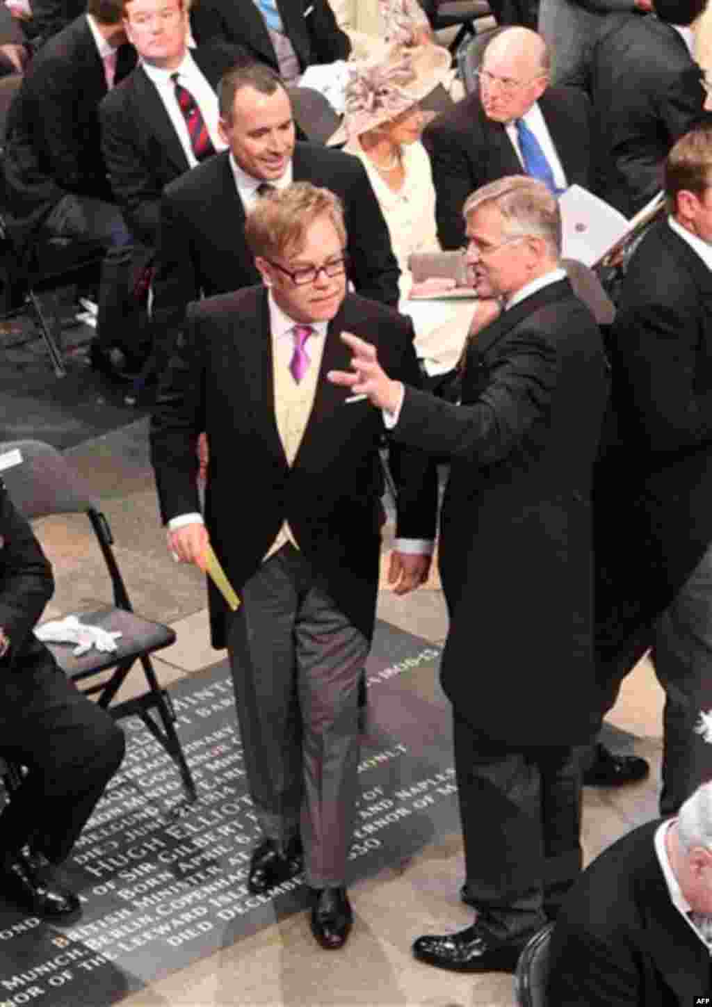 Sir Elton John, (majtas) dhe partneri i tij David Furnish. AP Photo/Dominic Lipinski/Pool