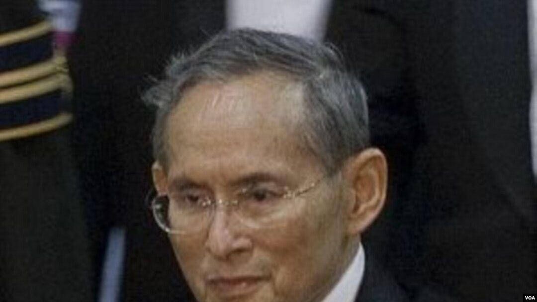 Raja Thailand Bhumibol Adulyadej (foto: dok.). Menghina Raja dan kerajaan merupakan tindak pidana serius di Thailand.