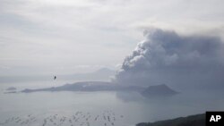 Gunung berapi Taal terus menumpahkan asap dan lahar, di Tagaytay, provinsi Cavite, selatan Manila, Filipina, 13 Januari 2020. (AP Photo/Aaron Favila)