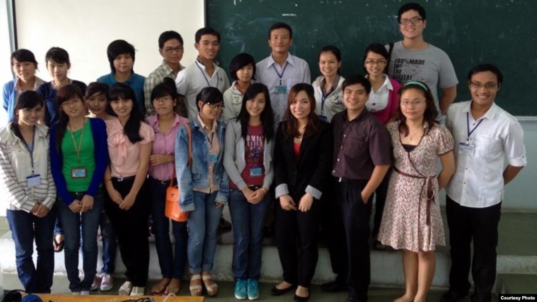 Bạn Lan Trần cùng các bạn sinh viên khoa Tâm lý trường Khoa Học Xã Hội và Nhân Văn Tp.HCM tại buổi giao lưu. 