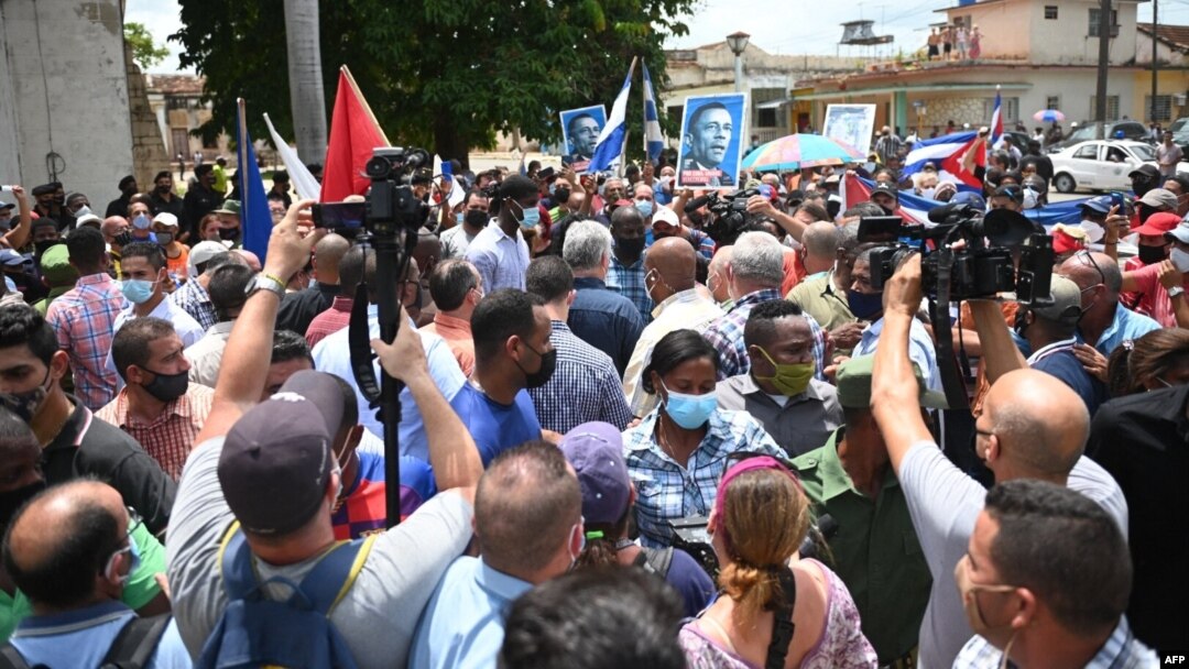 Predsjednik Kube Diaz-Kanel, u sredini, viđen tokom protesta građana koji zahtijevaju poboljšanja u zemlji, u San Antoniju de los Banos, Kuba, 11. juli 2021.