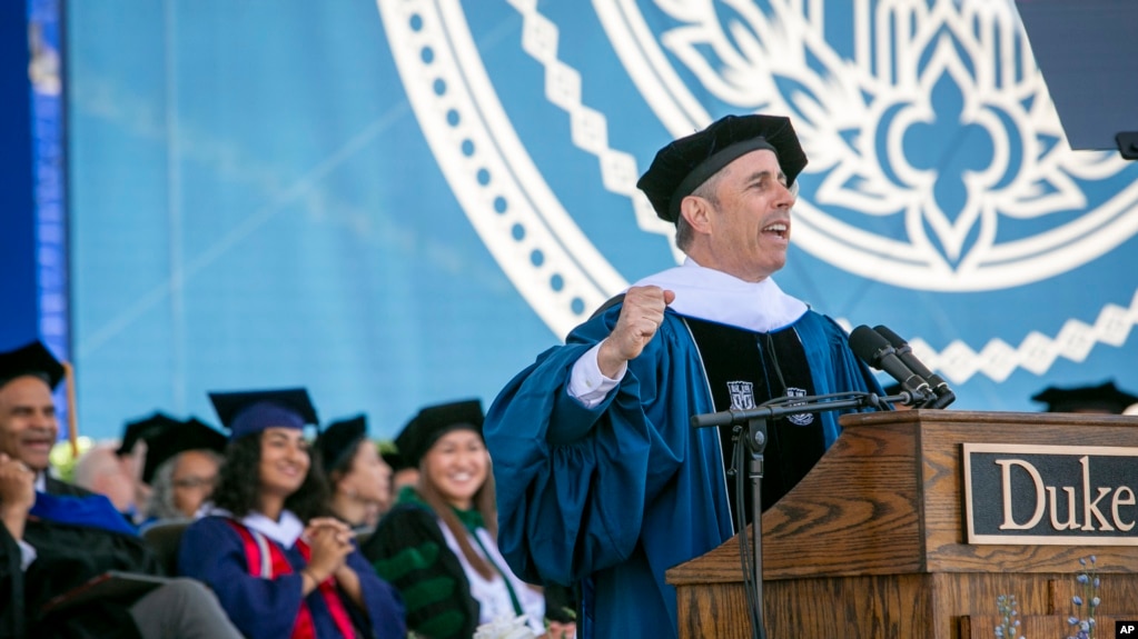 Komedian Jery Seinfeld berbicara dalam acara wisuda Universitas Duke di Durham, North Carolina, pada 12 Mei 2024. (Foto: Bill Snead/Duke University via AP)