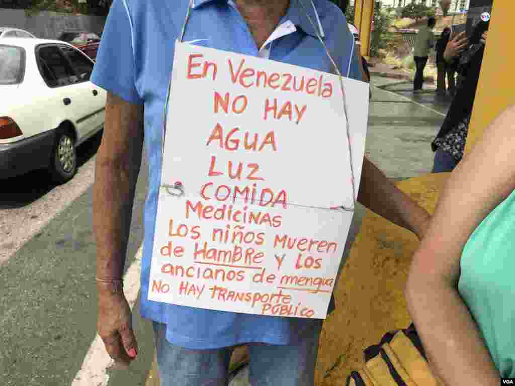 Venezolanos salieron a las calles de Caracas el lunes 22 de abril de 2019, debido a la escasez de suplementos básicos en el país sudamericano. 