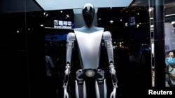 یک ربات تسلا در کنفرانس جهانی هوش مصنوعی در شانگهای، چین در ۶ ژوئیه ۲۰۲۳ نمایش داده می‌شود.