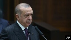 레제프 타이이프 에르도안 터키 대통령이 14일 의회 연설에서 그리스와 키프로스가 유럽연합(EU)과 북대서양조약기구(NATO) 내 협상을 지키지 않았다고 말했다. 