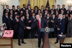 2026年3月5日，美国总统特朗普在白宫出席活动，向美国职业足球大联盟(MLS)卫冕冠军--迈阿密国际足球俱乐部球员和球队官员致敬。图中特朗普与迈阿密国际足球俱乐部队长梅西握手。