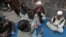 人们在拉合尔一名死者屋外祈祷，此人在服用一种新药后身亡