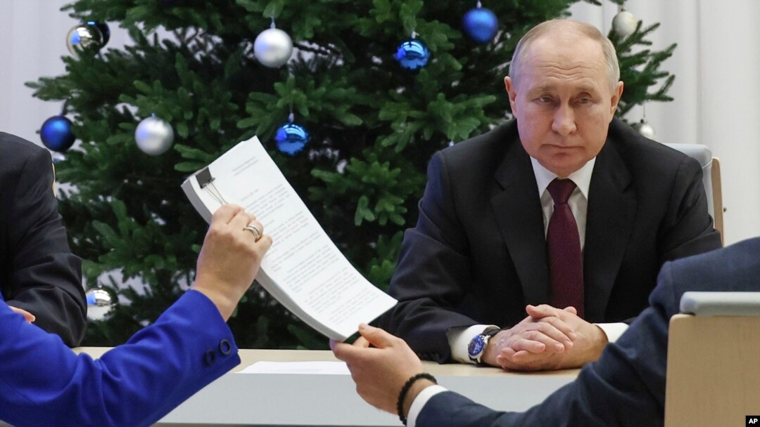 El presidente ruso Vladimir Putin presenta documentos para registrarse como candidato en las próximas elecciones presidenciales rusas de 2024, en la Comisión Electoral Central en Moscú, Rusia, el lunes 18 de diciembre de 2023.