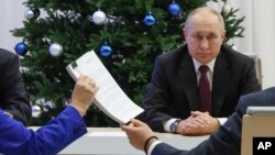 El presidente ruso Vladimir Putin presenta documentos para registrarse como candidato en las próximas elecciones presidenciales rusas de 2024, en la Comisión Electoral Central en Moscú, Rusia, el lunes 18 de diciembre de 2023.