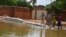 Une rue inondée par le fleuve Niger dans le quartier Saga de Niamey le 11 septembre 2017.