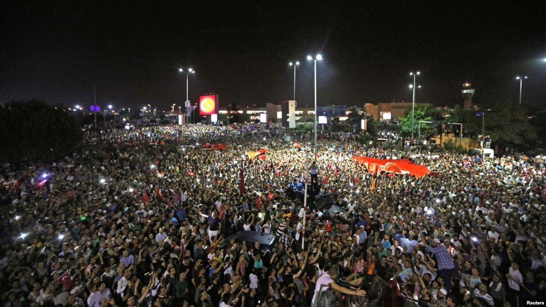 Demonstrasi di luar bandar udara internasional Ataturk, Istanbul, memprotes percobaan kudeta di Turki (16/7). (Reuters/Huseyin Aldemir)