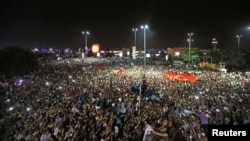 Demonstrasi di luar bandar udara internasional Ataturk, Istanbul, memprotes percobaan kudeta di Turki (16/7). (Reuters/Huseyin Aldemir)