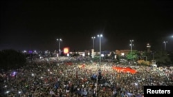 People demonstrate outside Ataturk international airport during an attUne manifeste devant l'aéroport international Ataturk lors d'une tentative de coup à Istanbul, Turquie, 16 juillet, 2016. REUTERS / Huseyin Aldemir empted coup in Istanbul, Turkey, July 16, 2016.