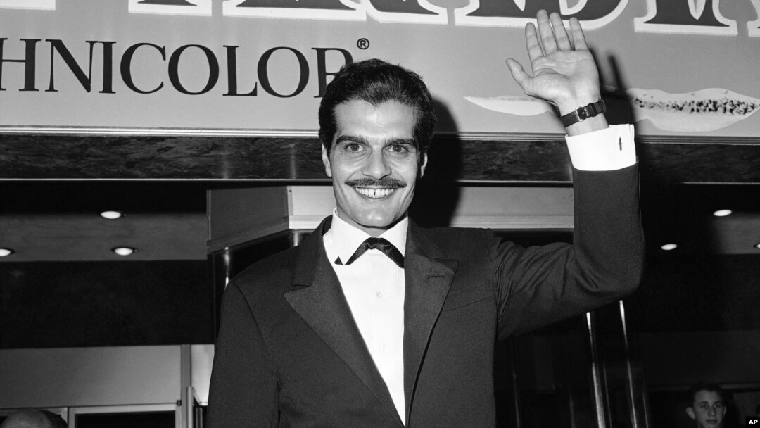 Omar Sharif yang memerankan Ali dalam "Lawrence of Arabia" tiba dalam pemutaran perdana film ini di Hollywood, 21 Desember 1962.