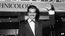 Omar Sharif yang memerankan Ali dalam "Lawrence of Arabia" tiba dalam pemutaran perdana film ini di Hollywood, 21 Desember 1962.