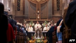 Patriark Latin Yerusalem Pierbattista Pizzaballa memimpin kebaktian pagi Natal di Gereja Katolik Santa Katarina, Kompleks Gereja Kelahiran di Betlehem, Tepi Barat, 25 Desember 2024. (HAZEM BADER / AFP)