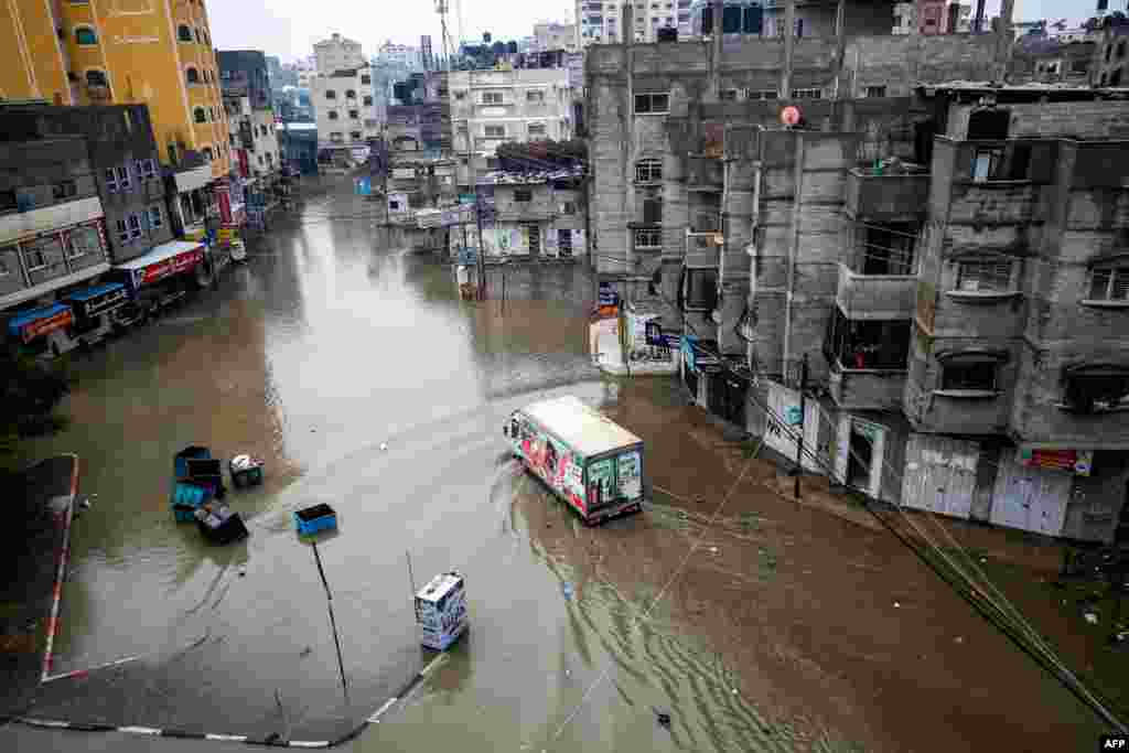 팔레스타인 가자지구 북부 자발리아 난민 캠프 주변 도로가 폭우로 물에 잠겼다. 