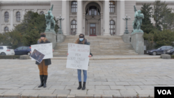 Improvizovana konferencija za štampu Udruženja za zaštitu ustavnosti i zakonitosti ispred Skupštine Srbije, u Beogradu, 11. decembra 2019. (Foto: VOA/Rade Ranković)