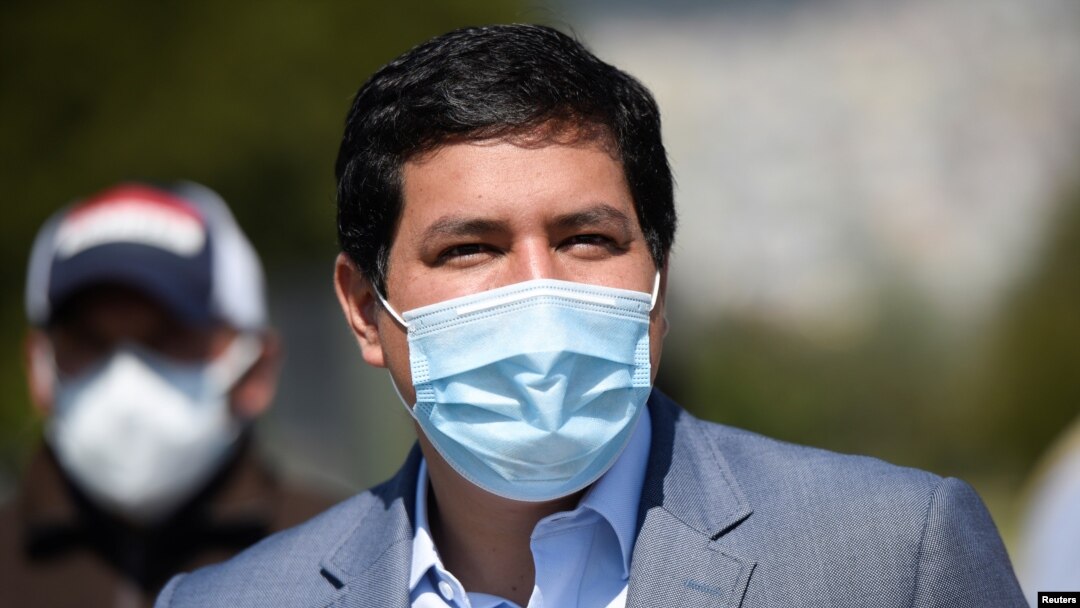 El candidato presidencial de Ecuador, Andrés Arauz, abandona un colegio electoral después de ayudar a su abuela Flor Cervina Galarza Saltos, de 106 años, a emitir su voto en las elecciones presidenciales, en Quito, Ecuador, el 7 de febrero de 2021.