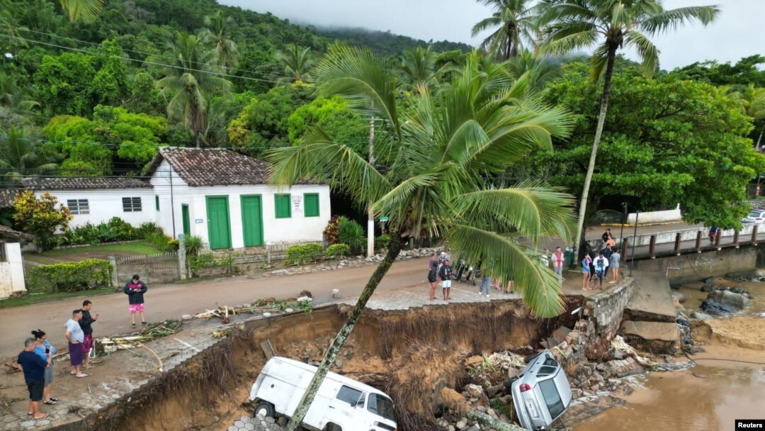 Ivyononywe n'imvura i Ilhabela, mur Brezile